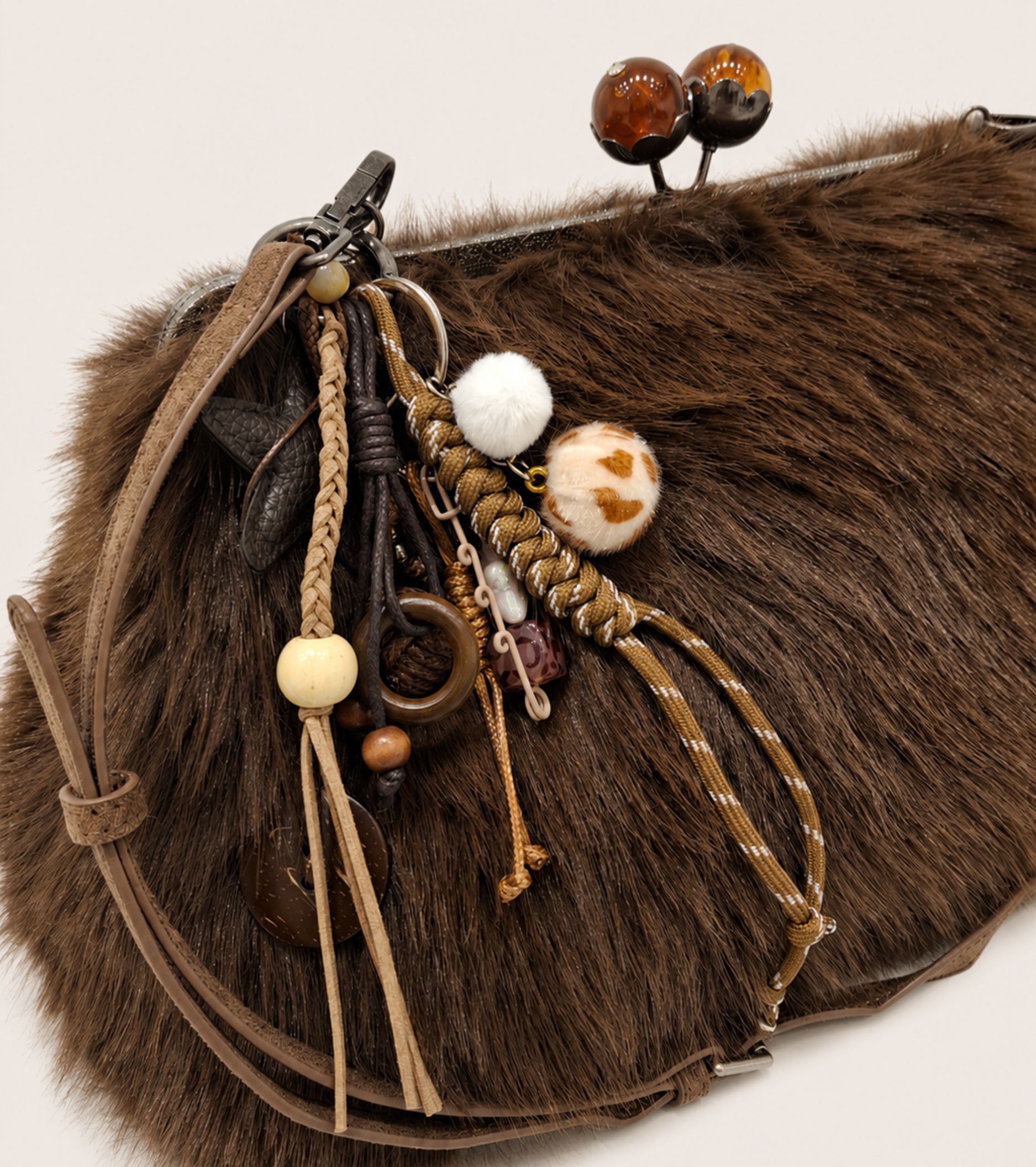 Bolso bandolera con colgantes de corteza