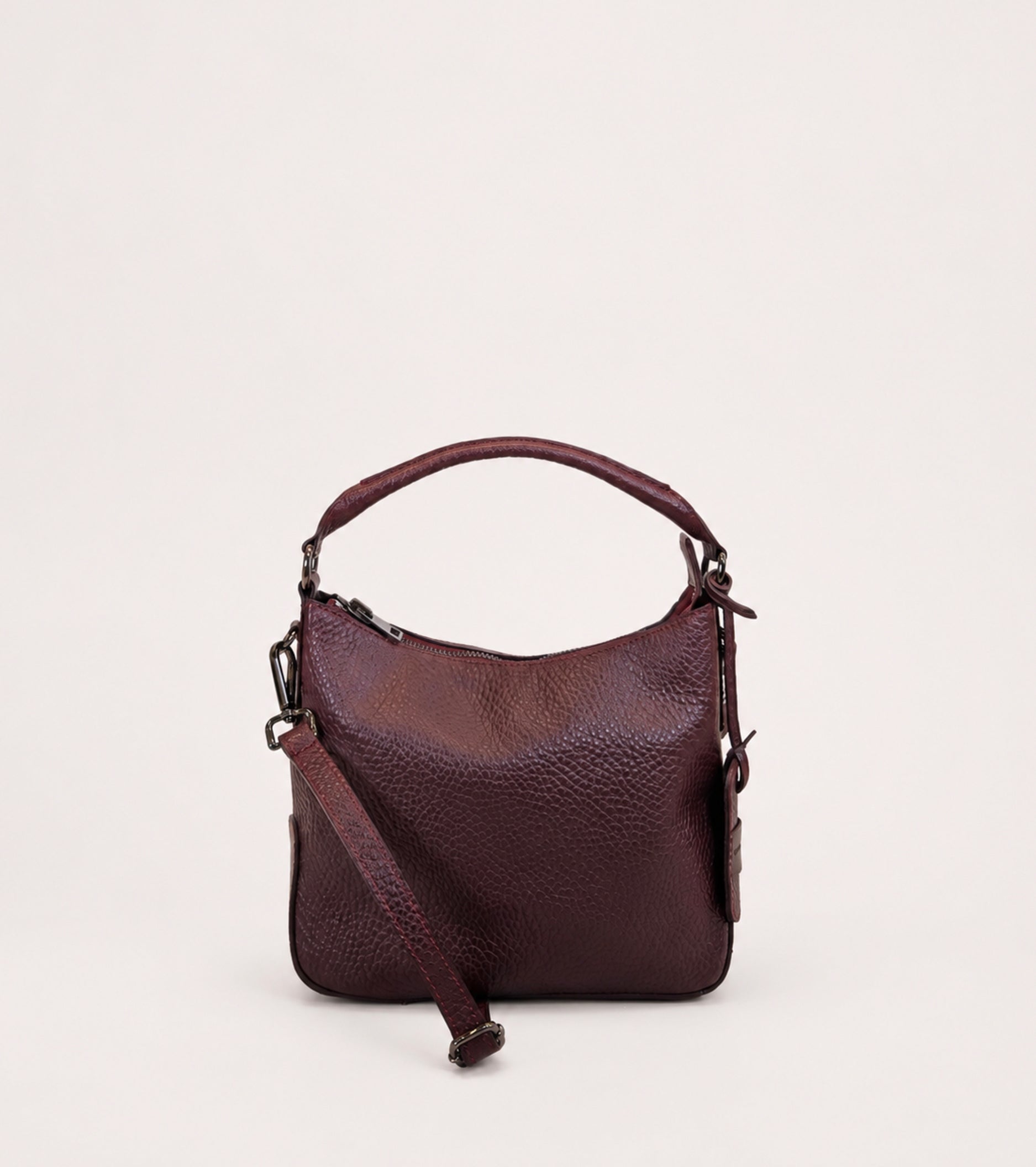 Bolso hobo con colgante en color ciruela