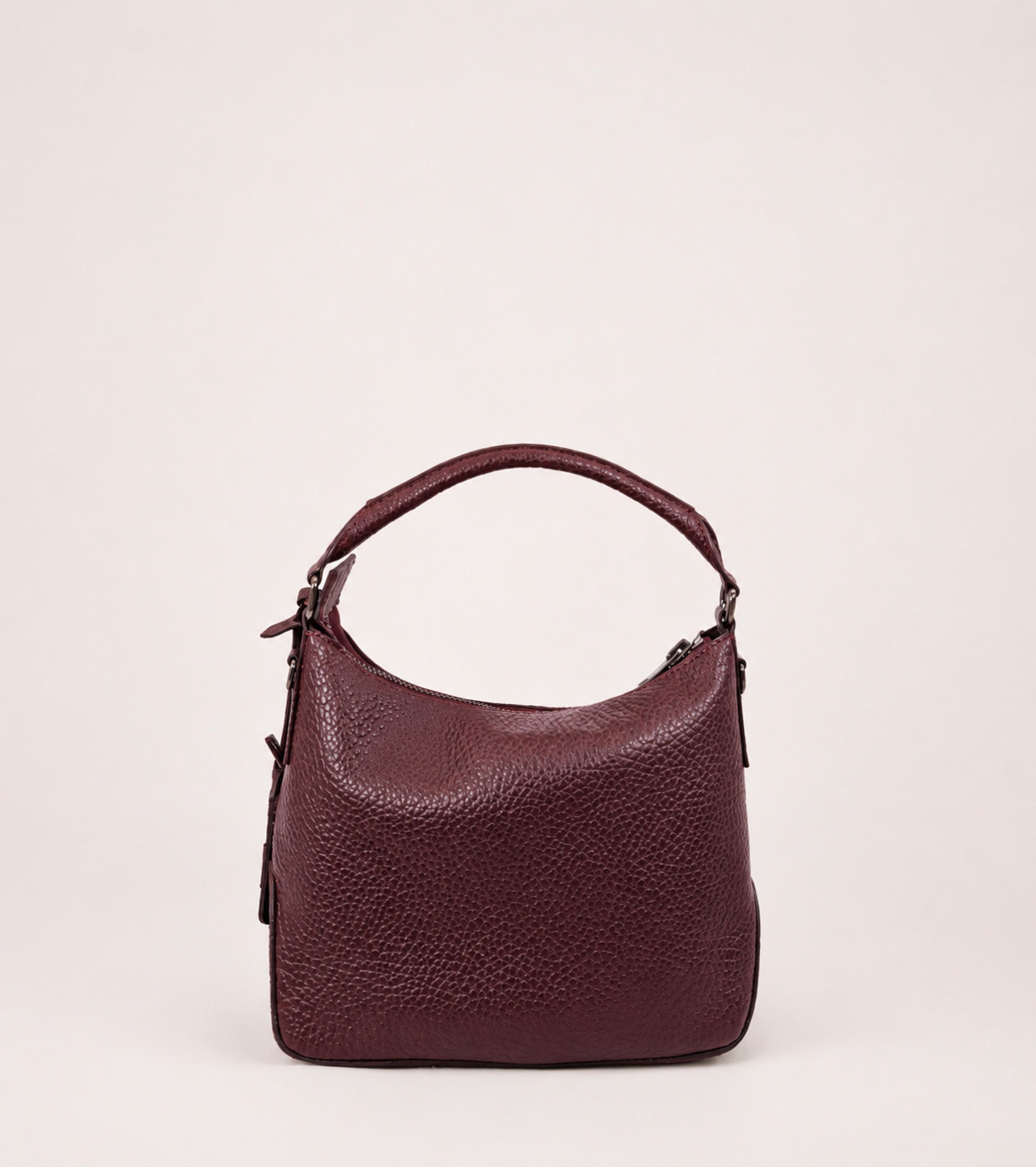 Bolso hobo con colgante en color ciruela