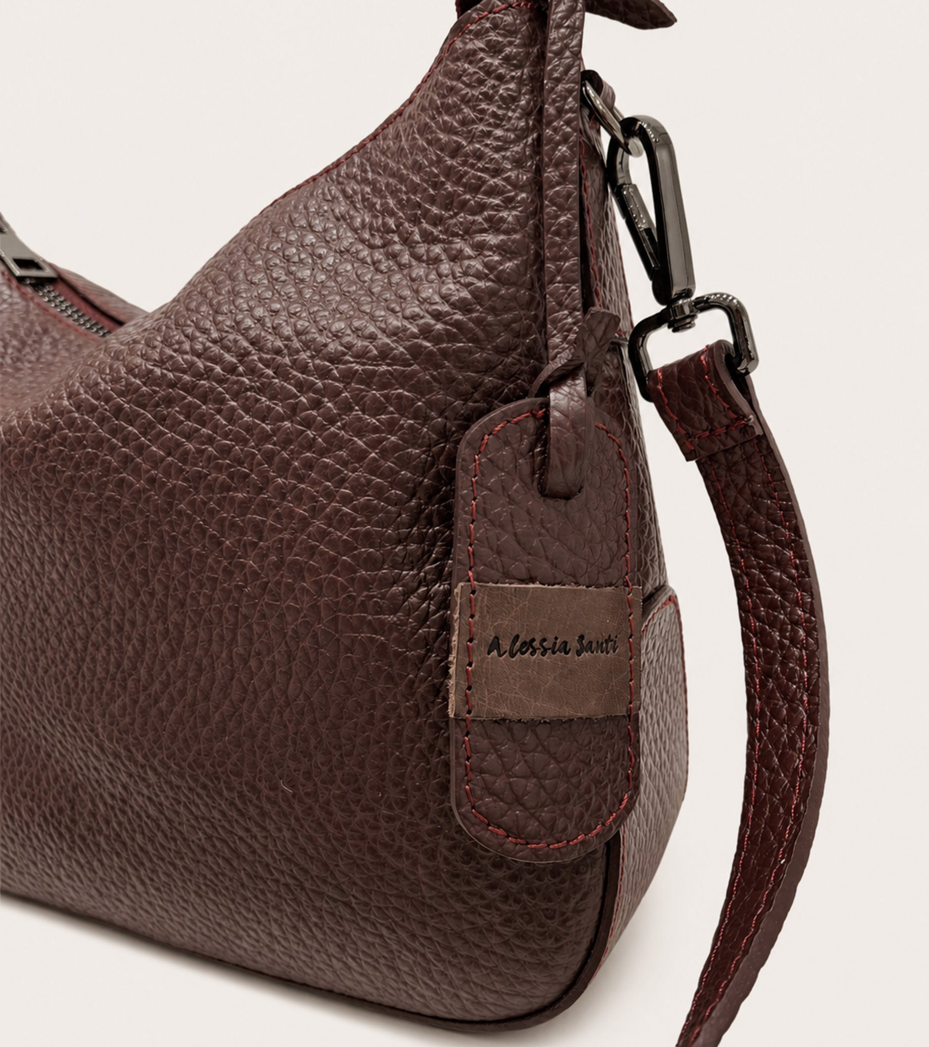Bolso hobo con colgante en color ciruela