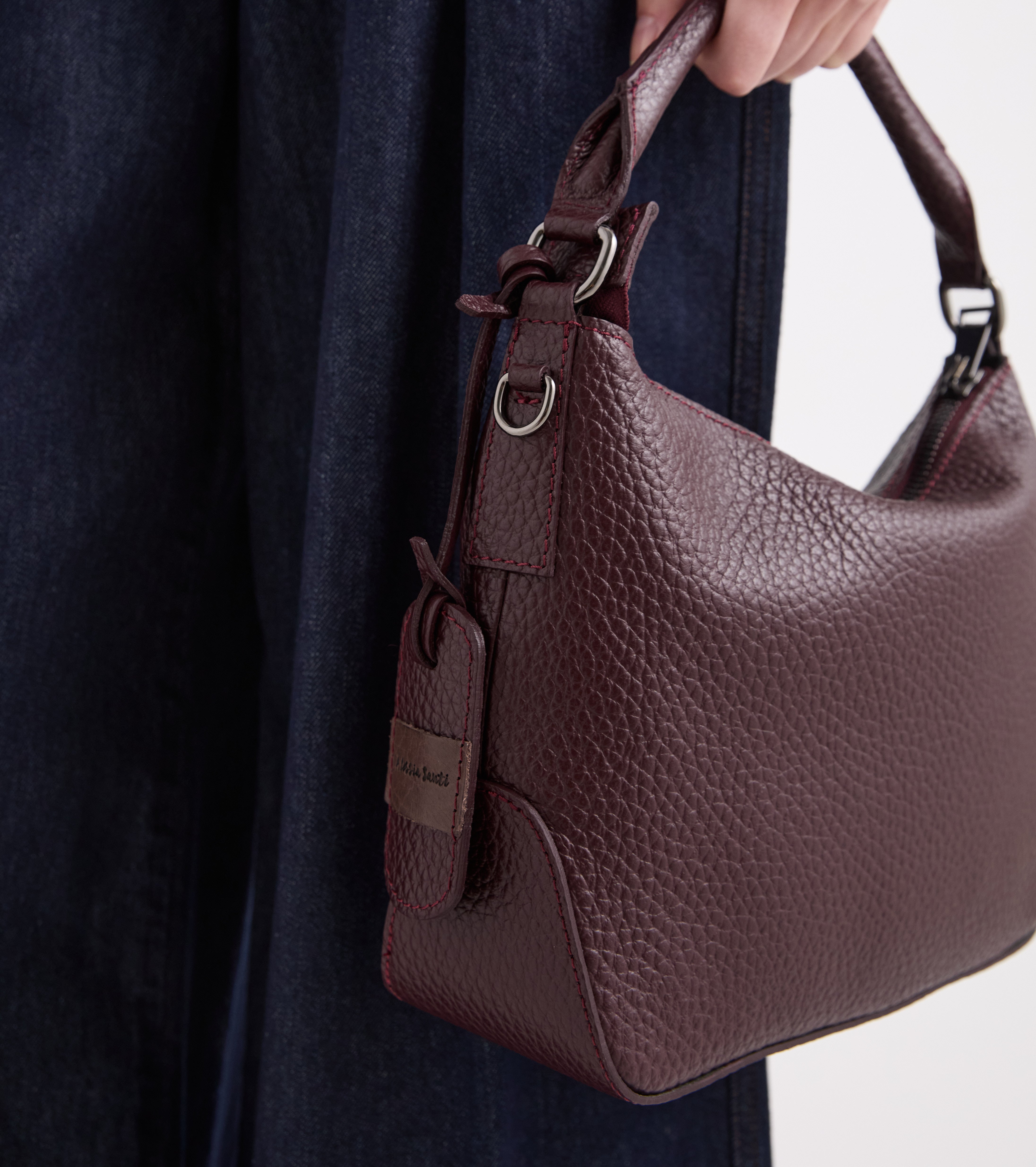 Bolso hobo con colgante en color ciruela