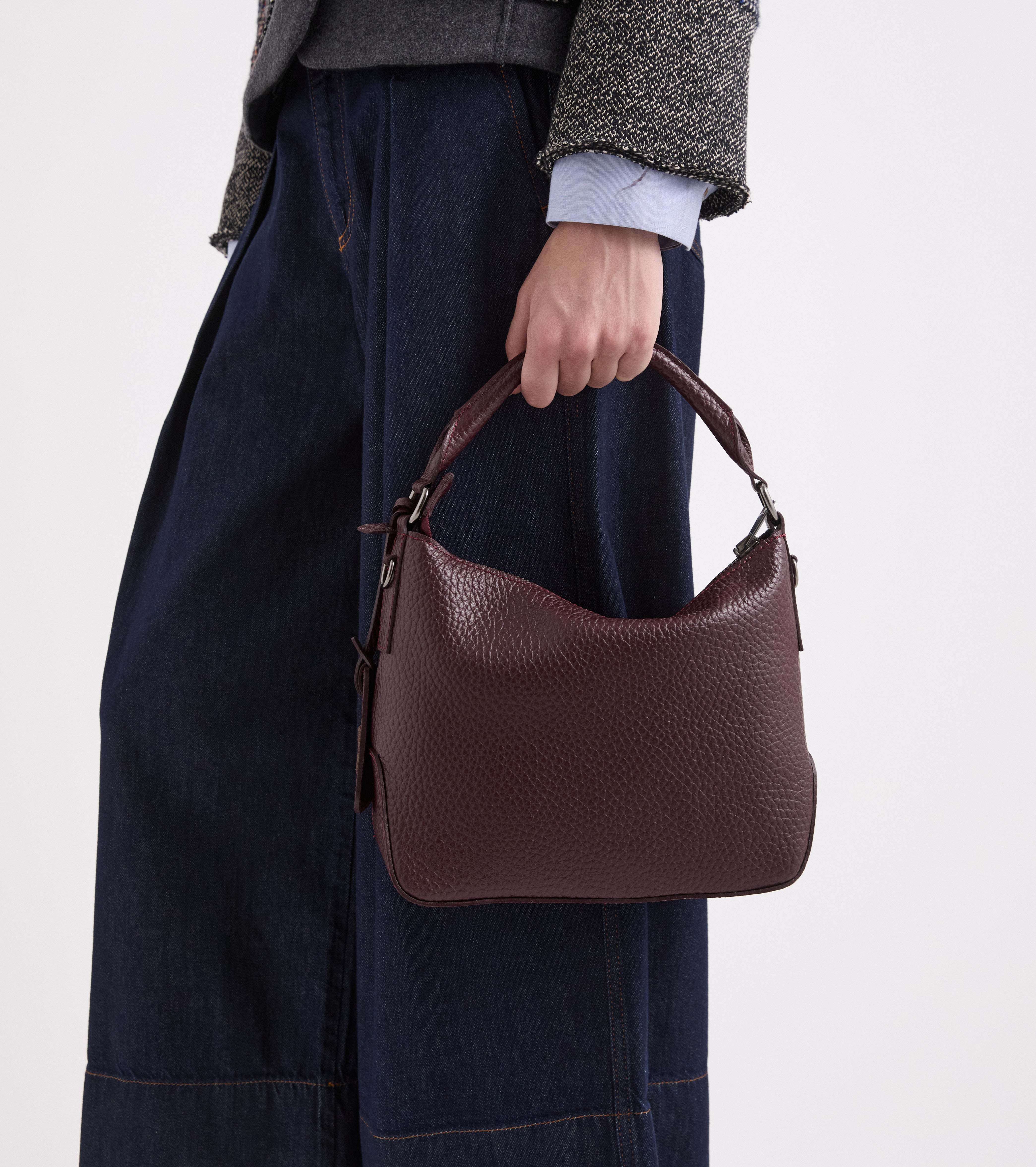 Bolso hobo con colgante en color ciruela