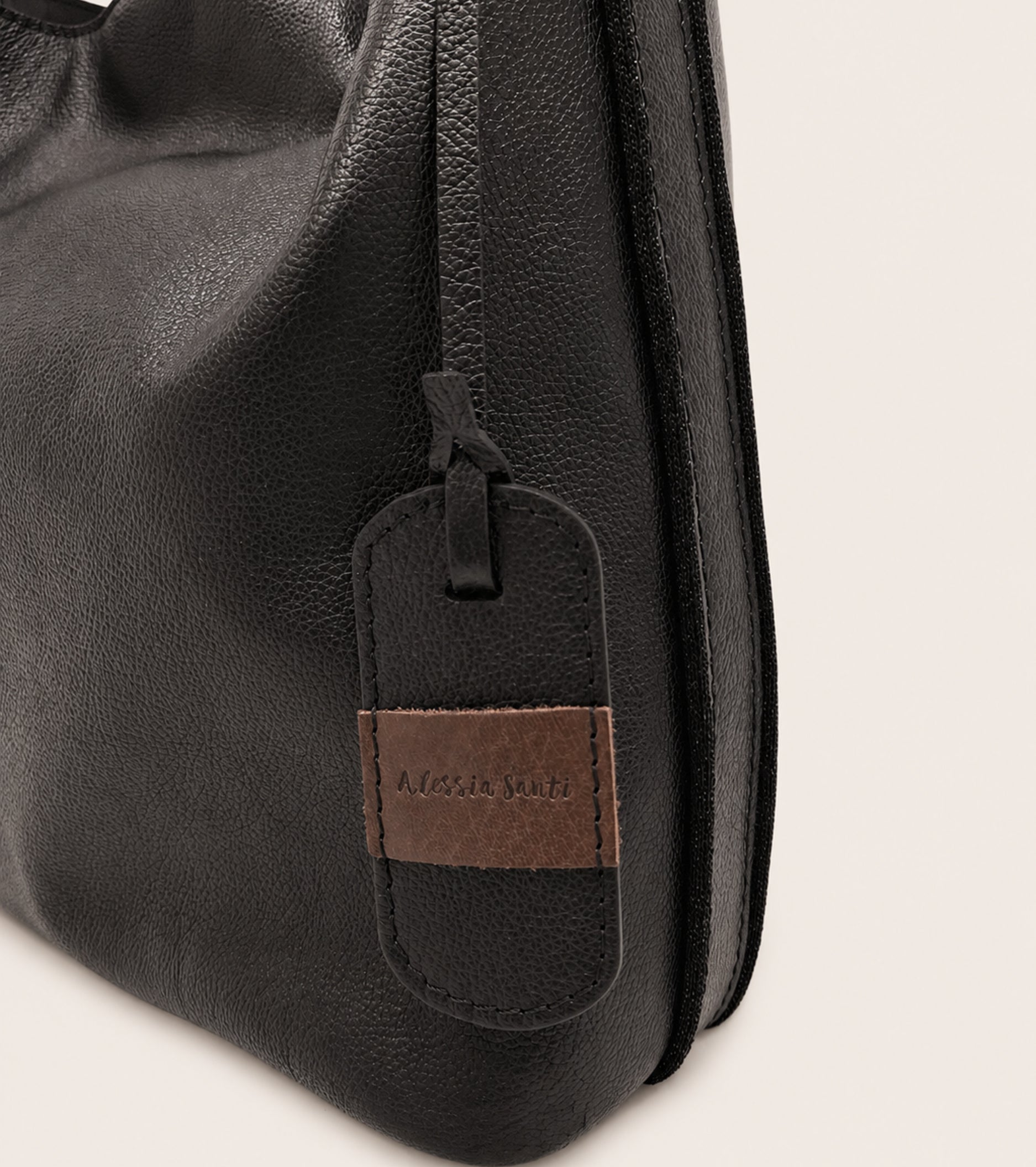 Borsa a secchiello con charm nero diamante
