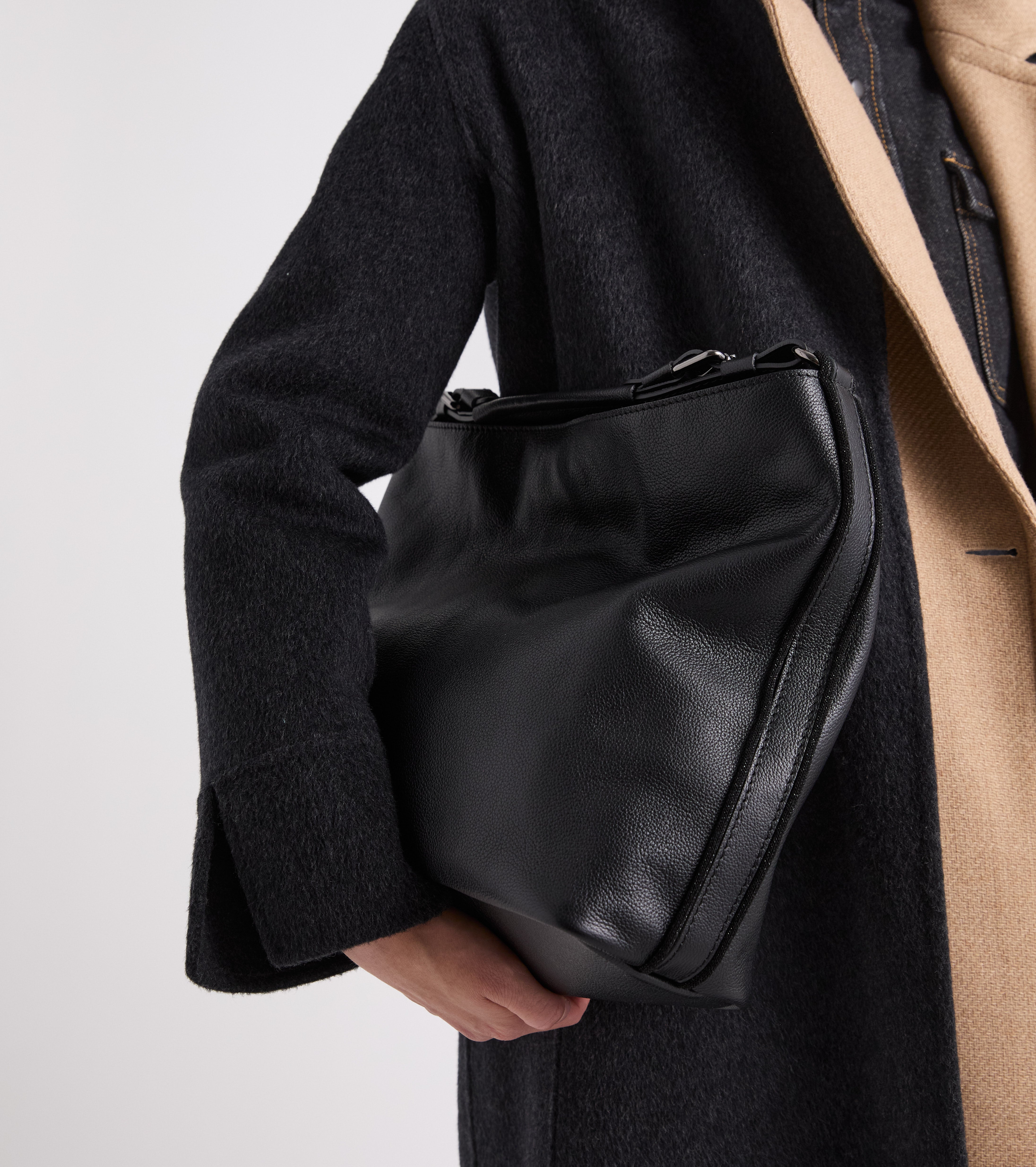 Borsa a secchiello con charm nero diamante
