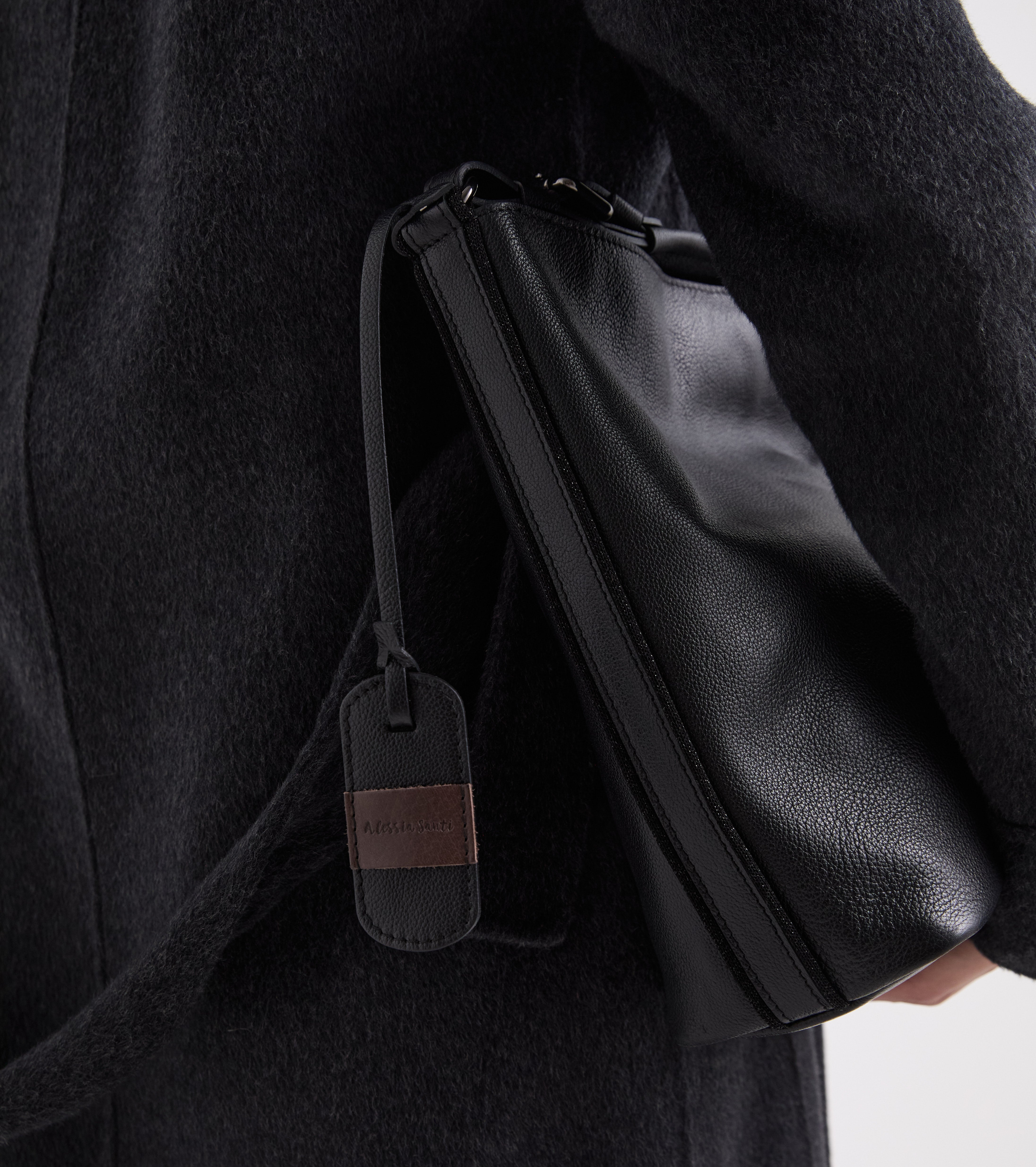 Borsa a secchiello con charm nero diamante