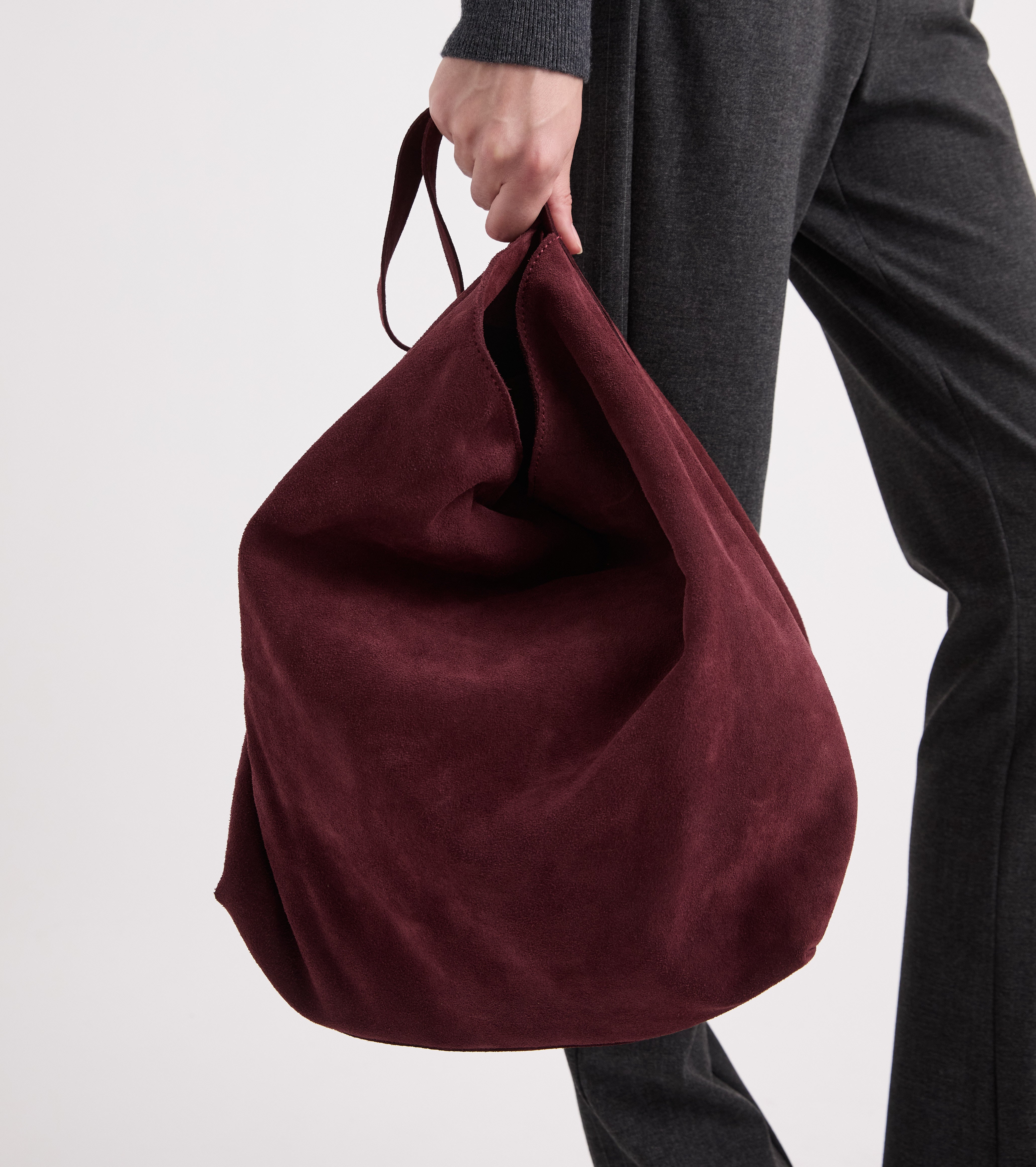 Bolso de hombro de ante con colgante color mosto