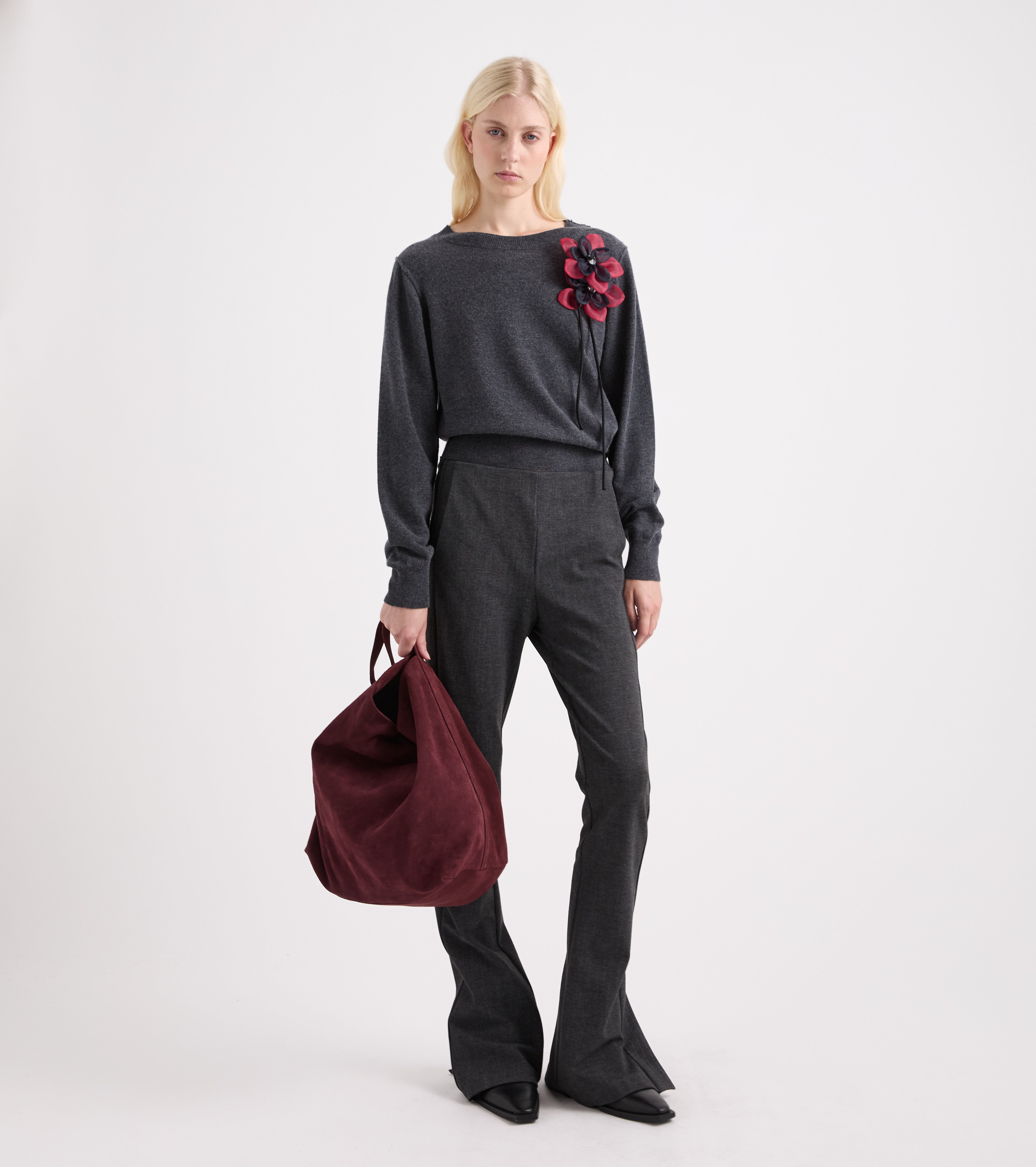 Bolso de hombro de ante con colgante color mosto
