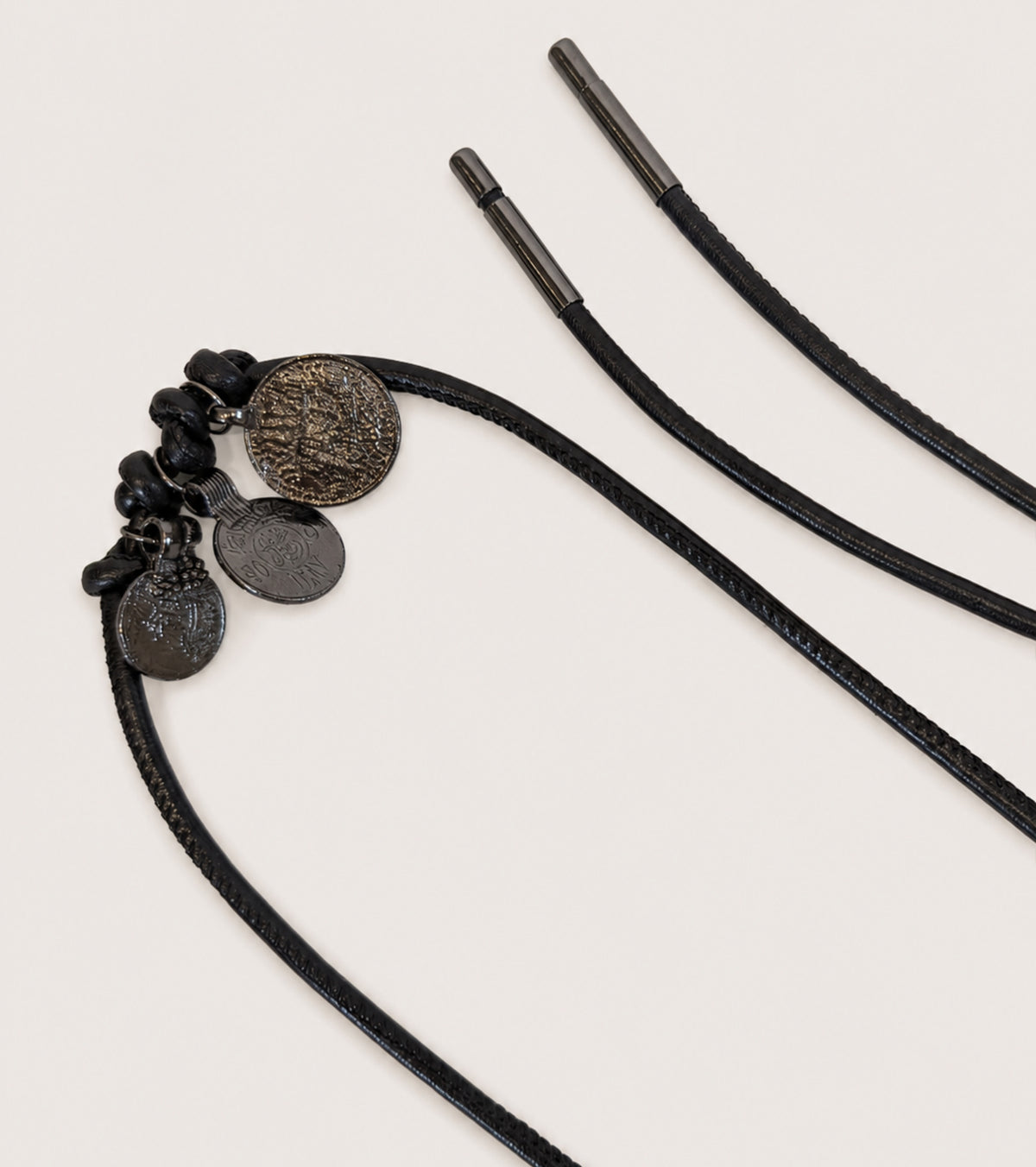 Cinturón de imitación de piel con dijes negros en forma de diamante