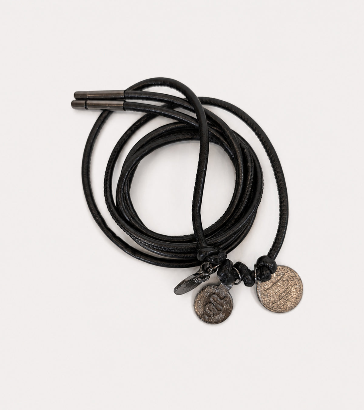 Cinturón de imitación de piel con dijes negros en forma de diamante