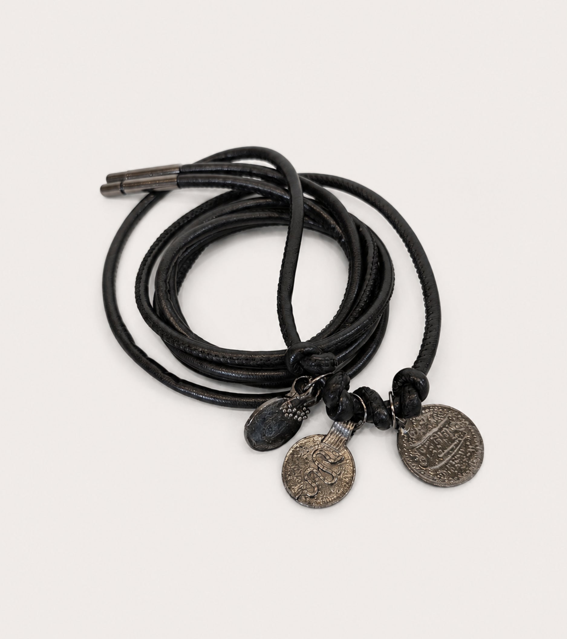 Cinturón de imitación de piel con dijes negros en forma de diamante
