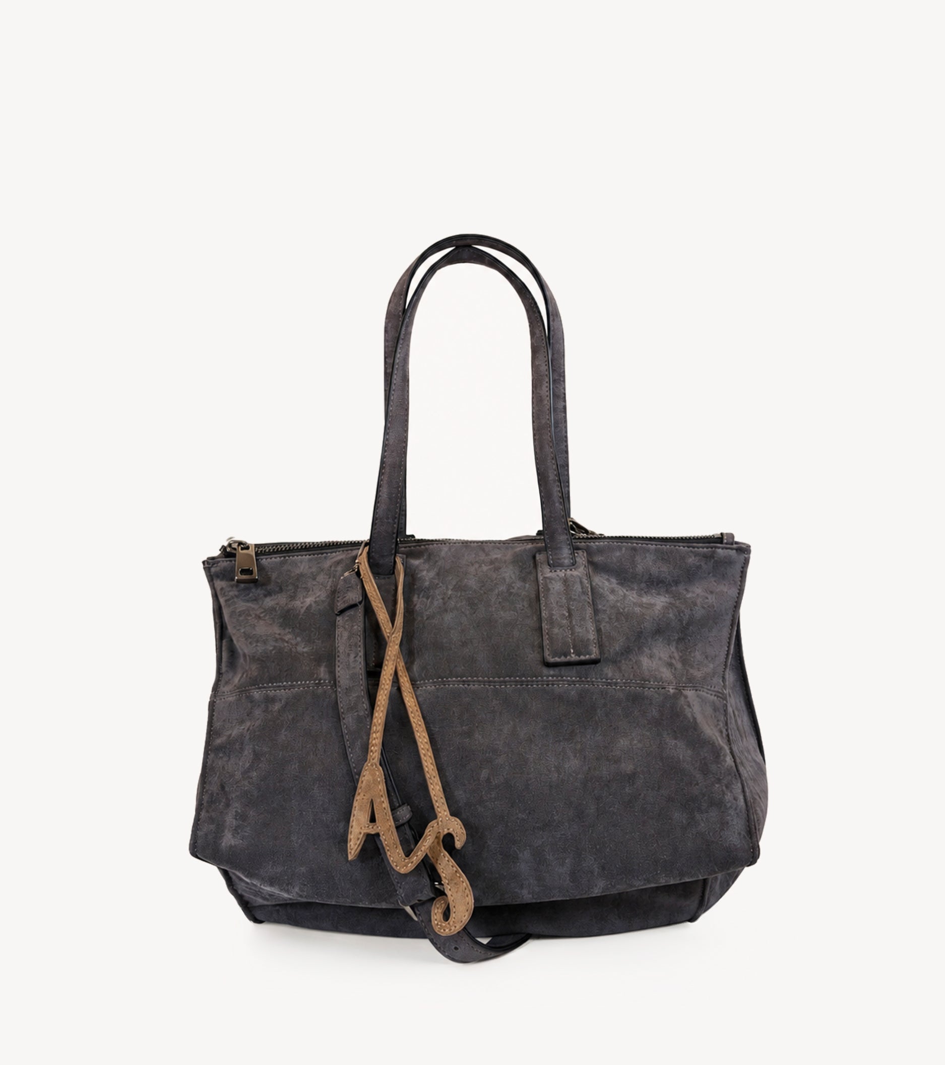 Shoppingtaske i ruskind med AS-charm i tavle-design