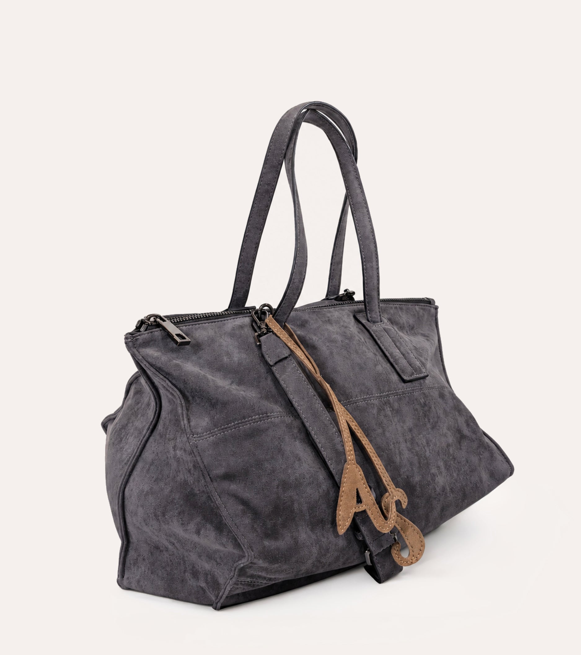 Shoppingtaske i ruskind med AS-charm i tavle-design