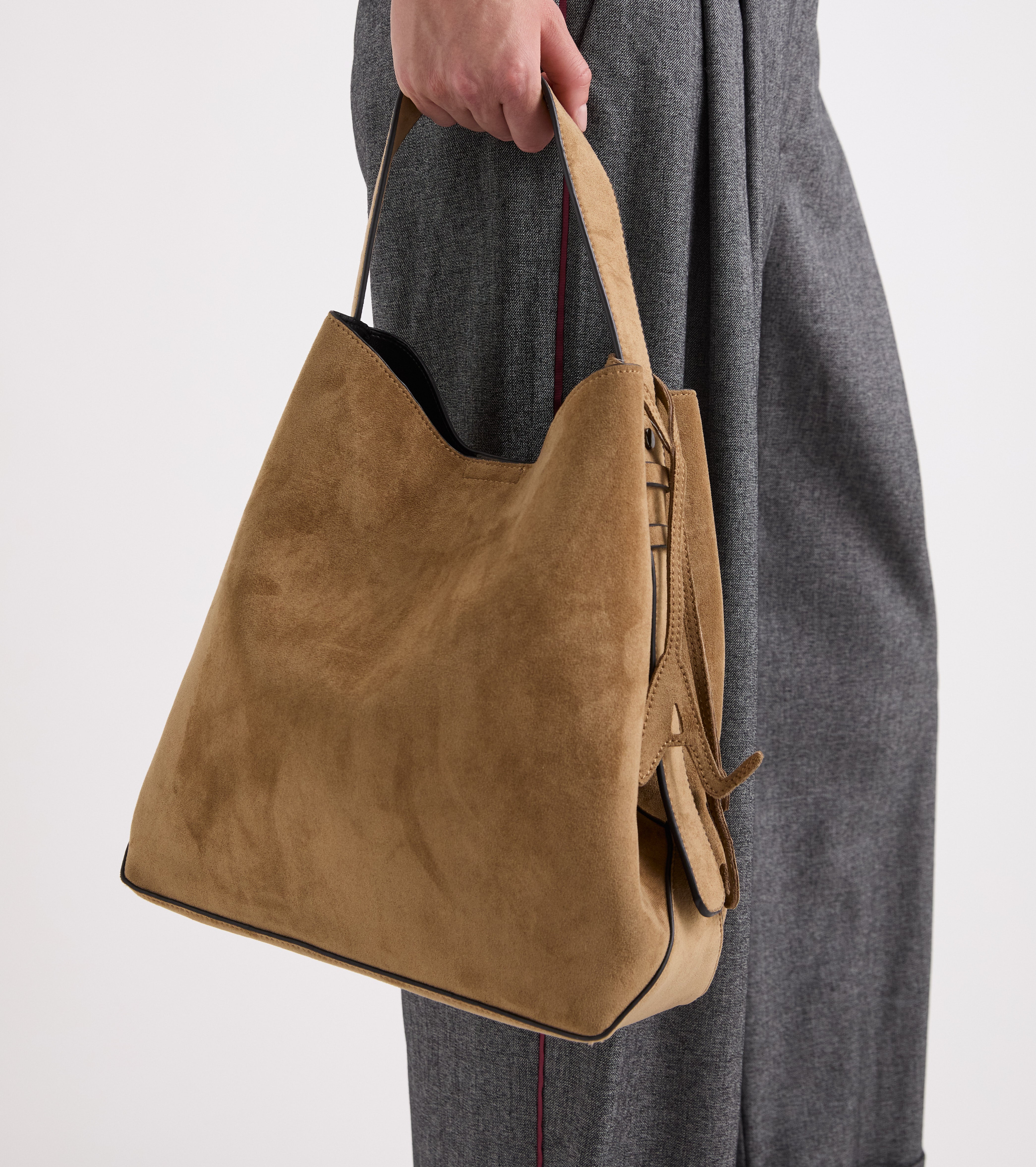 Borsa a secchiello con charm AS ermellino