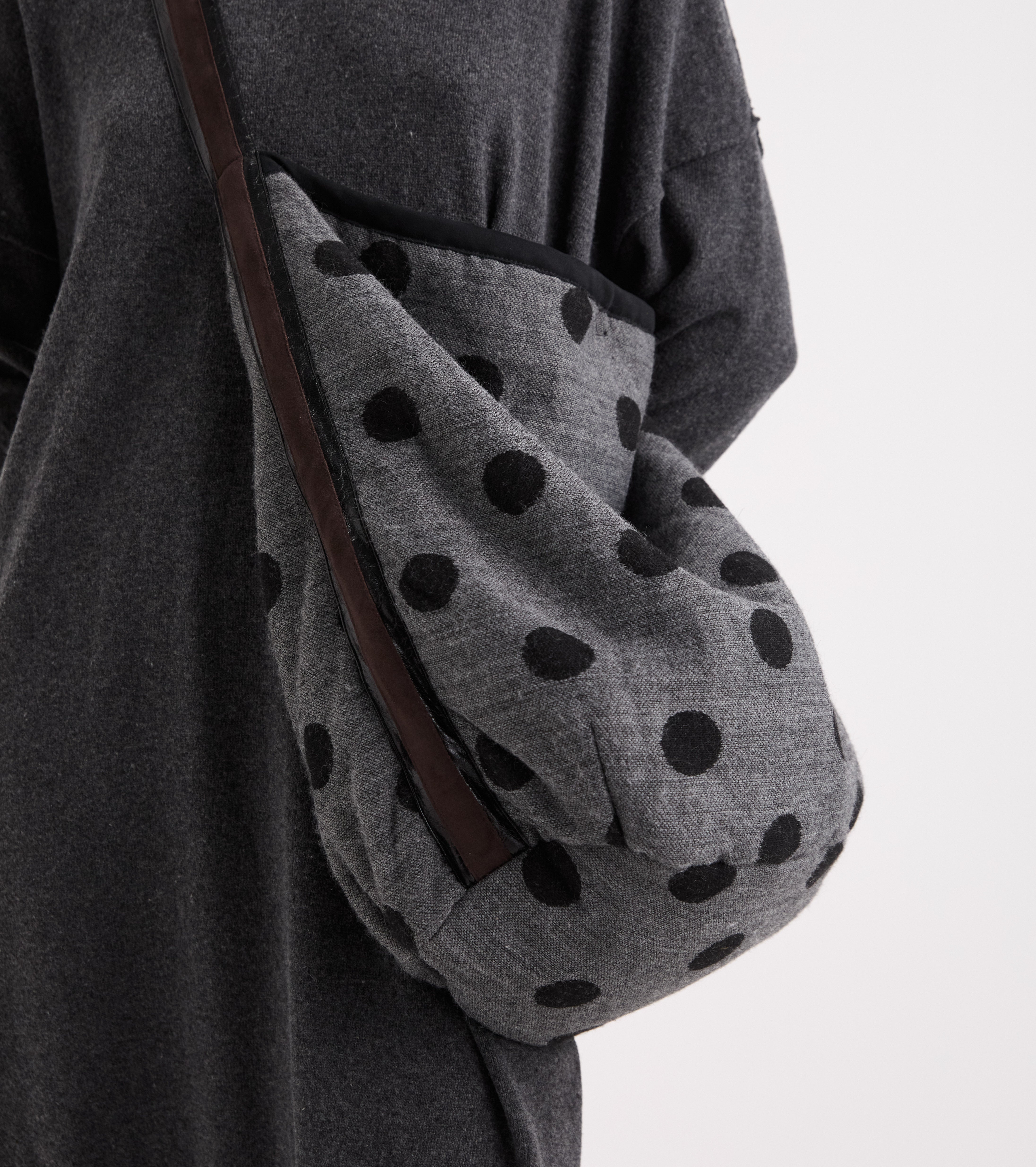 Borsa a secchiello in misto lana jacquard antracite pois