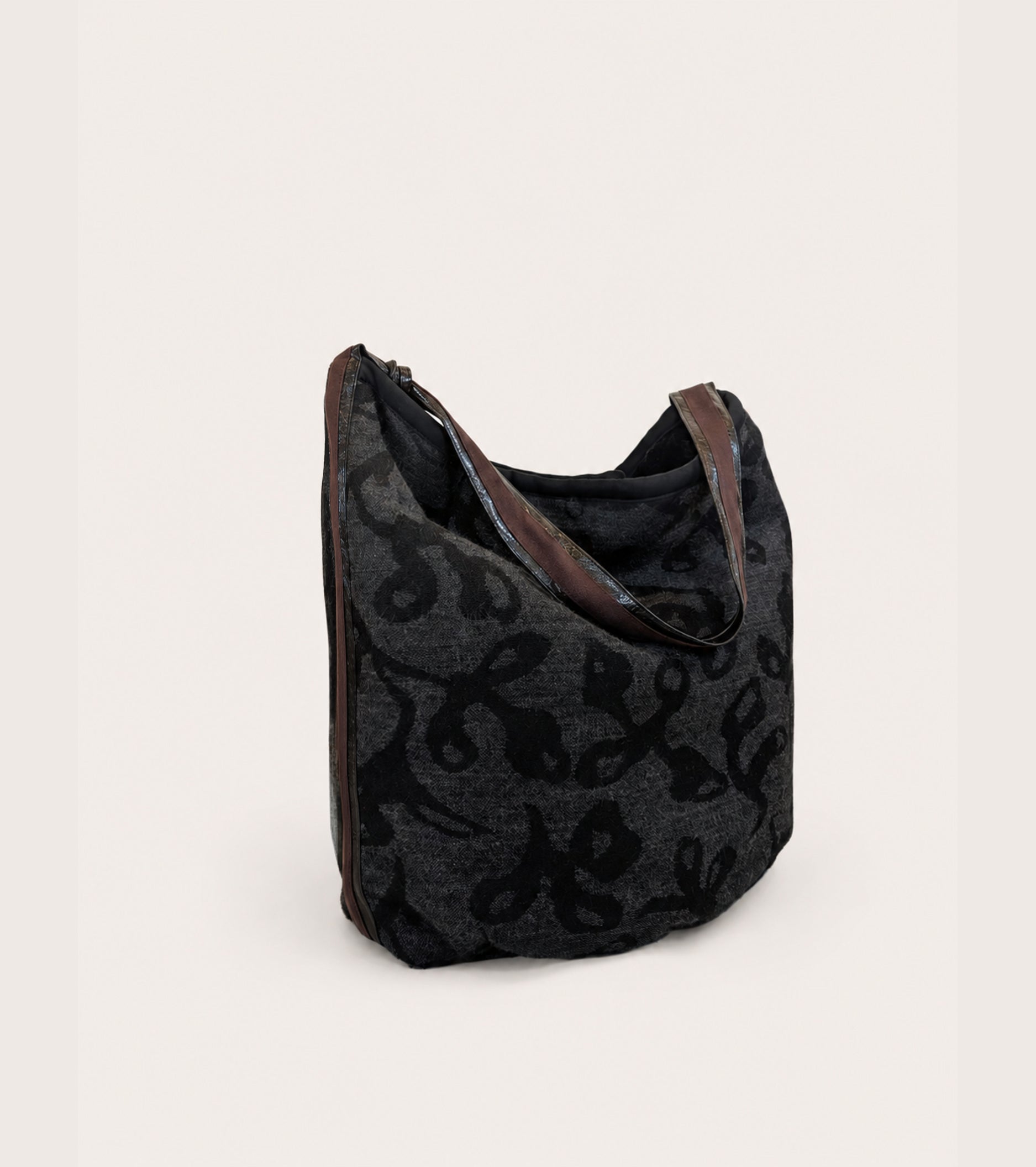 Bolso tipo cubo de mezcla de lana jacquard en color antracita con estampado de flores