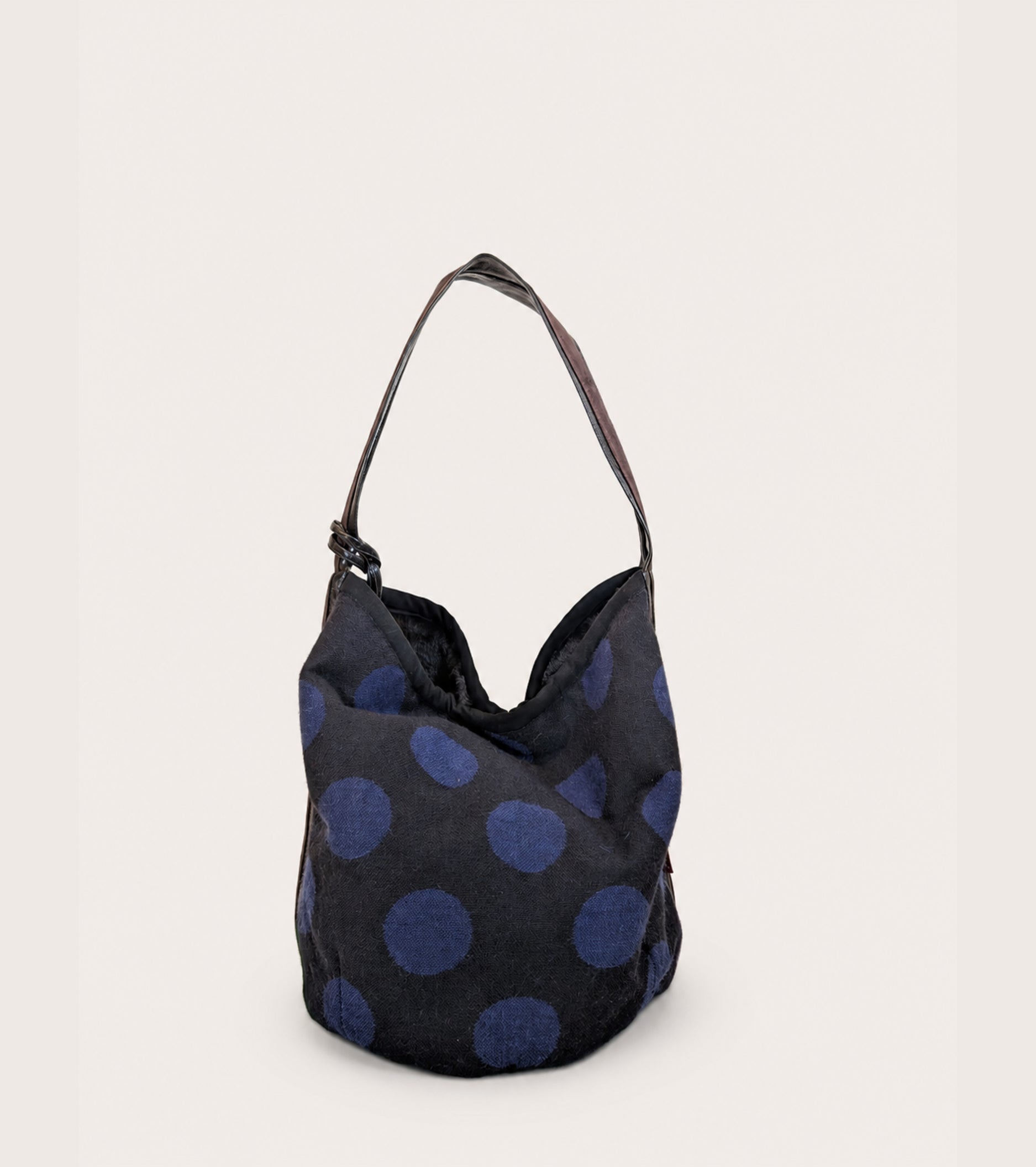 Borsa a secchiello in misto alpaca jacquard nero pois
