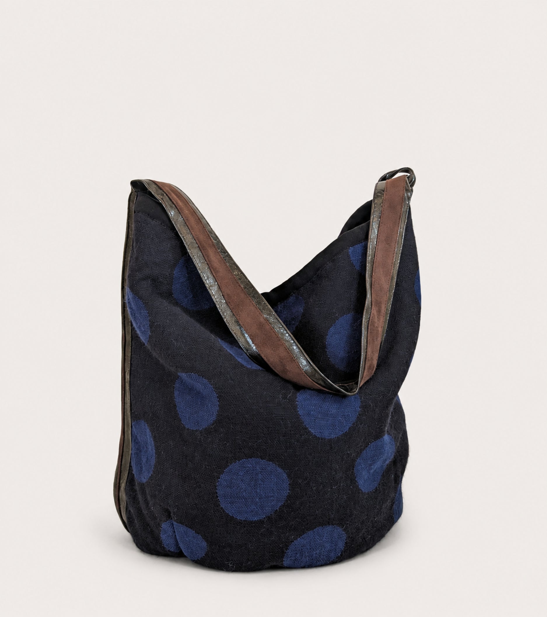 Borsa a secchiello in misto alpaca jacquard nero pois
