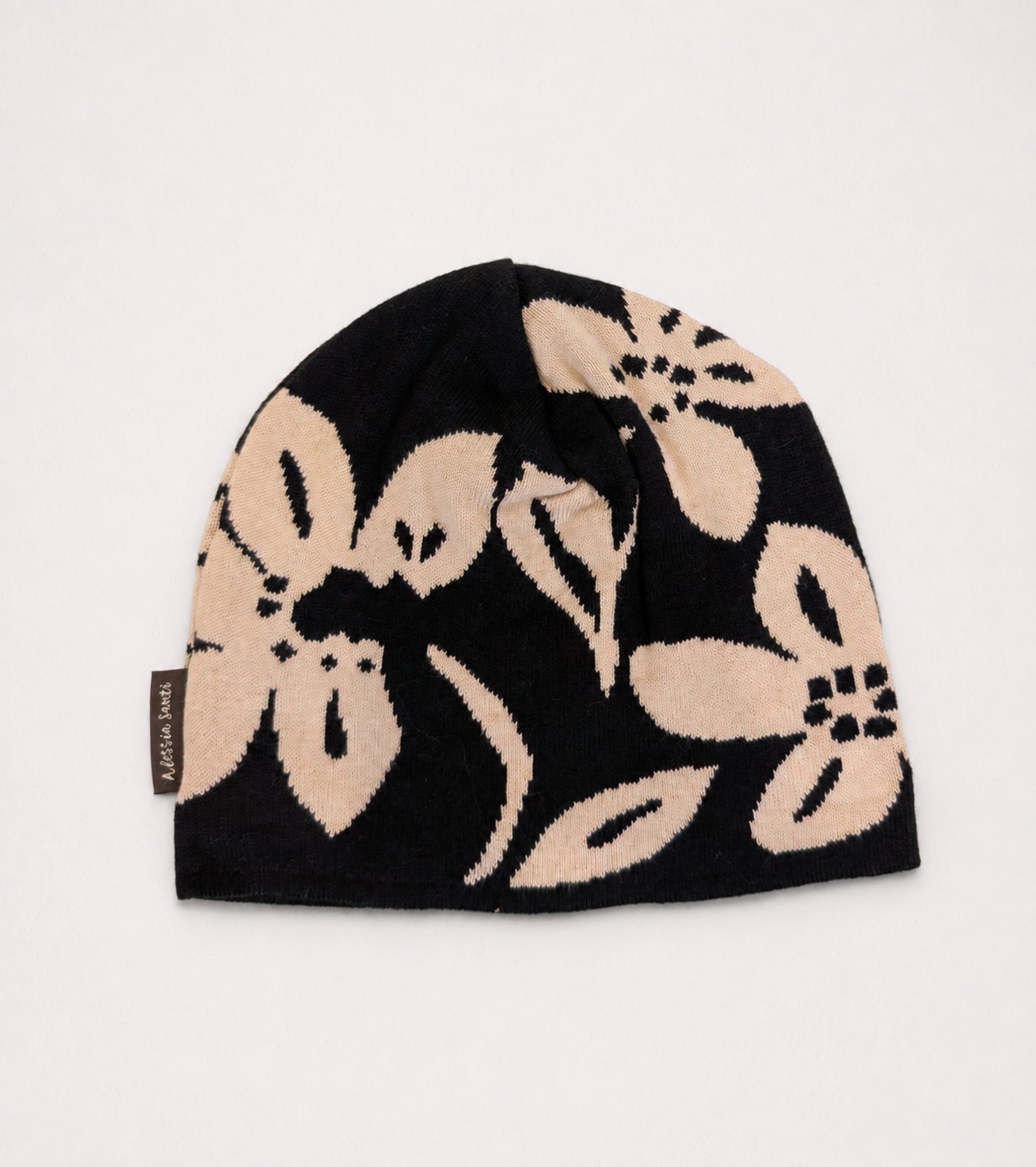 Strikket beanie med blomstermønster i sort og beige