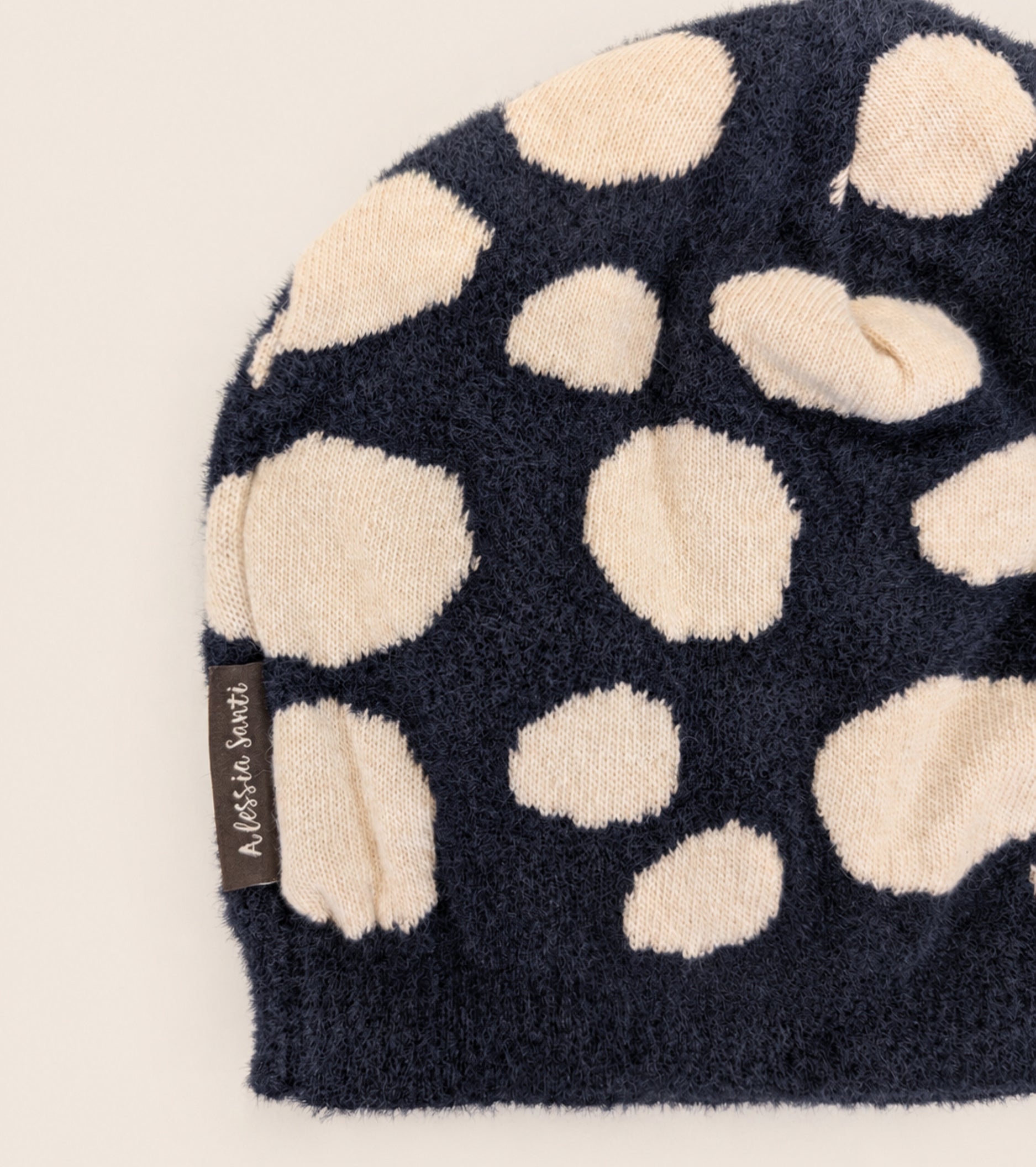 Beanie-hue i et blandet garn af alpaca i farverne beige og navy