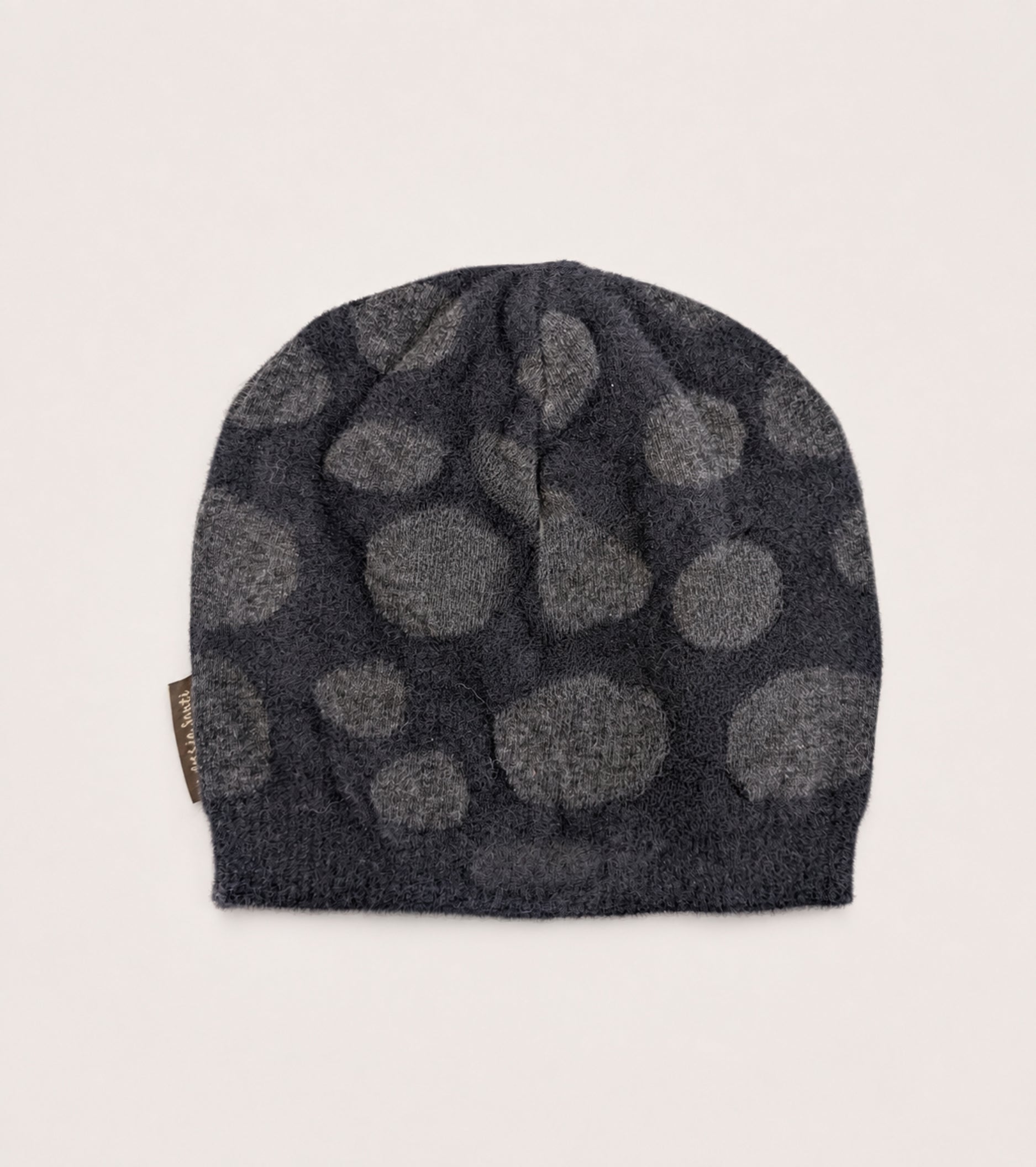 Beanie-hue i en blanding af alpaca-garn i antracit og sort