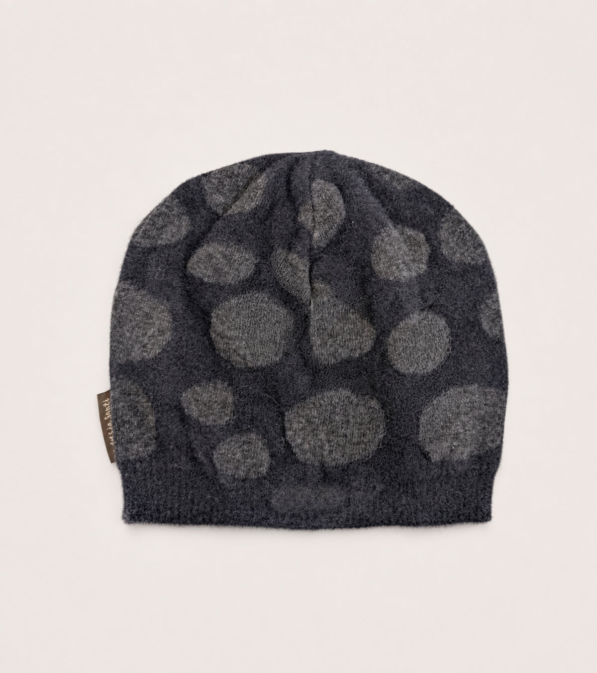 Beanie-hue i en blanding af alpaca-garn i antracit og sort