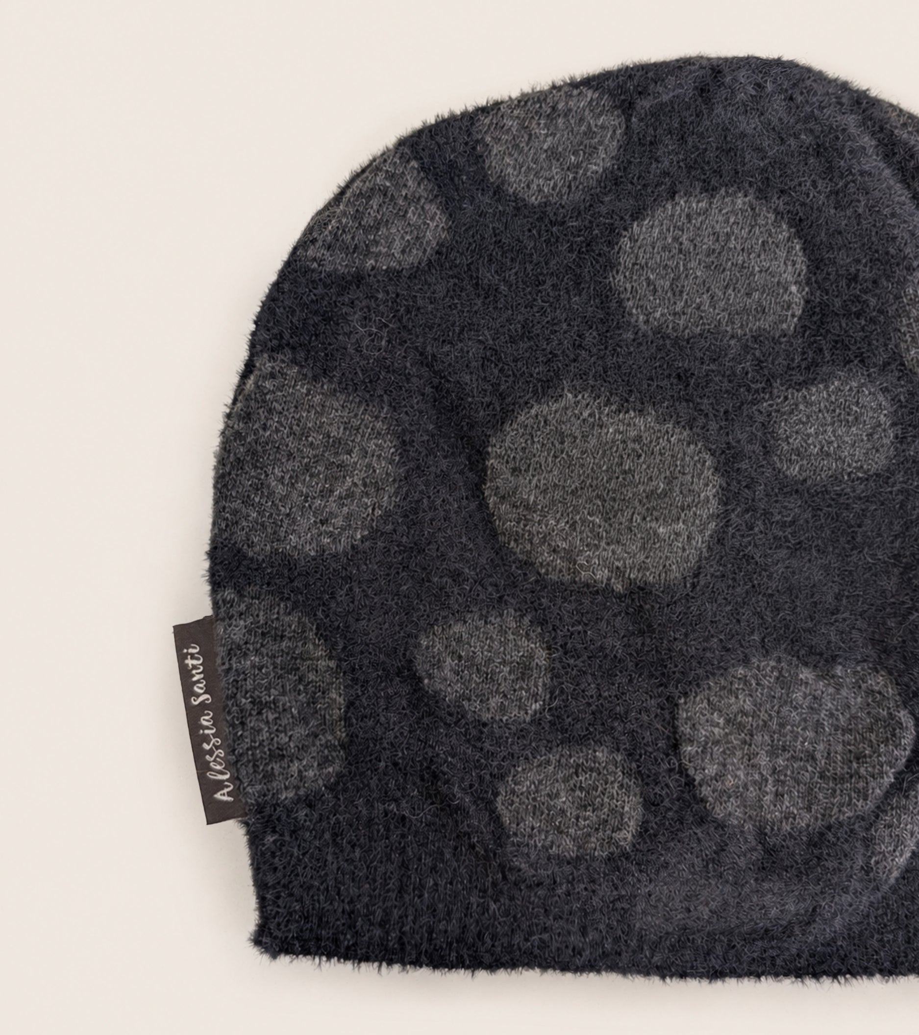 Beanie-hue i en blanding af alpaca-garn i antracit og sort